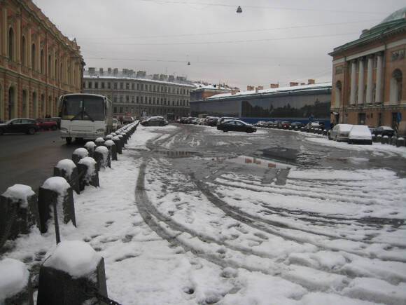 В Петербурге автомобилисты устроили дрифт прямо по заснеженным улицам (видео)