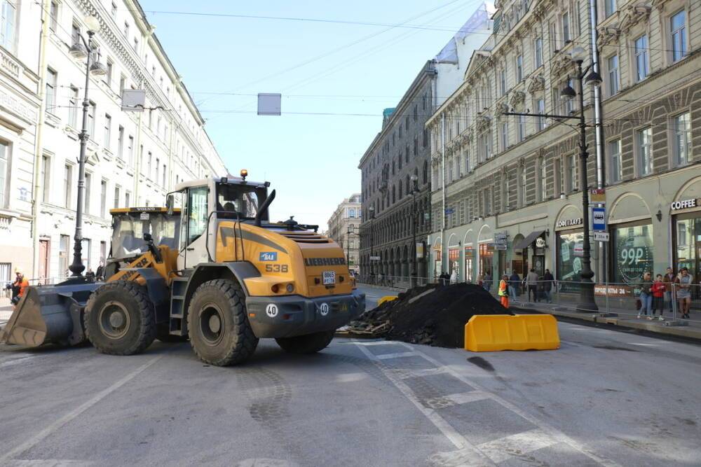 Петербуржцы пожаловались на ремонт дороги во время снегопада на Дальневосточном проспекте