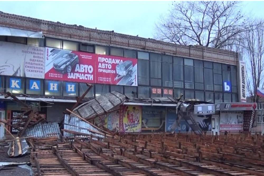 В поселке Таловая Воронежской области ночной ураган снес крышу с торгового центра и сдвинул кровлю на 2-этажном строении