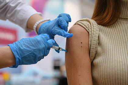 В Роспотребнадзоре оценили эффективность российских вакцин против омикрон-штамма