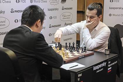 Непомнящий и Карлсен сыграли четвертую партию за титул чемпиона мира