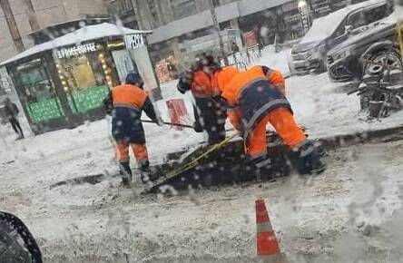 Дорожники применили новую «технологию» укладки асфальта в снегопад на Ленинском проспекте
