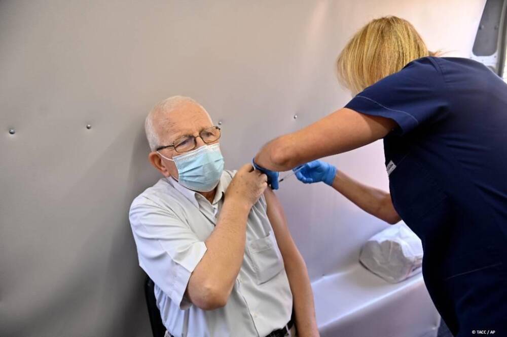 В Греции будут ежемесячно штрафовать не вакцинированных от ковида людей старше 60 лет