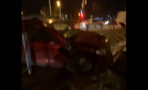 В центре Тюмени на перекрестке произошло ДТП: одна из машин от удара отлетела в стену