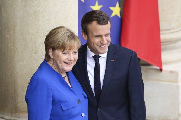 Меркель прибыла во Францию по приглашению Макрона