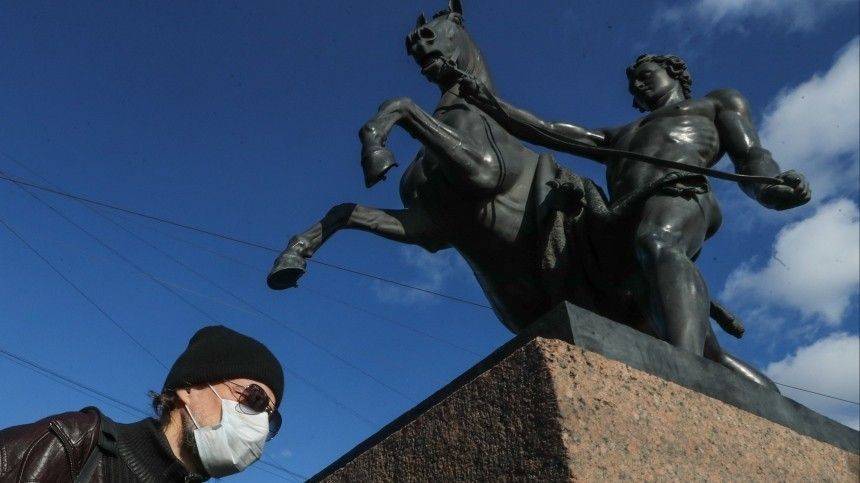 Музей озадачил полицию: можно ли петербуржцам одевать скульптуры в теплые вещи