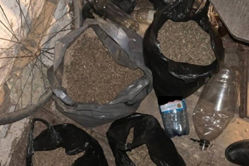 Мешки с марихуаной нашли дома у 26-летнего парня под Новосибирском