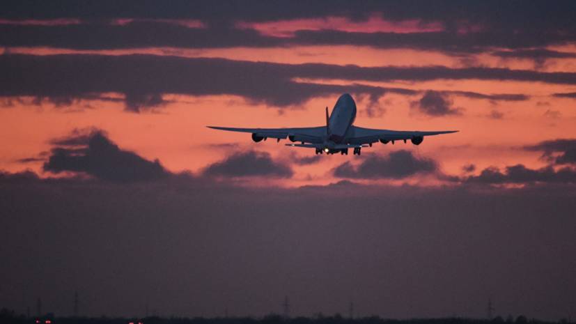 Совершивший аварийную посадку Boeing-747 в Новосибирске ждёт прибытия техников
