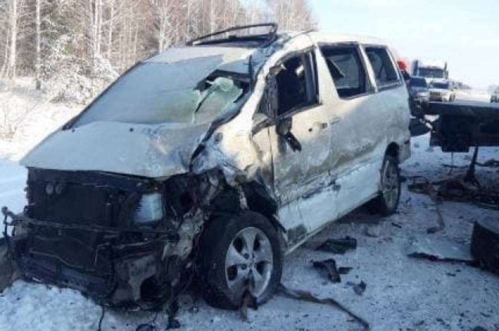 Водитель сильно травмировался в ДТП с грузовиком в Новосибирской области