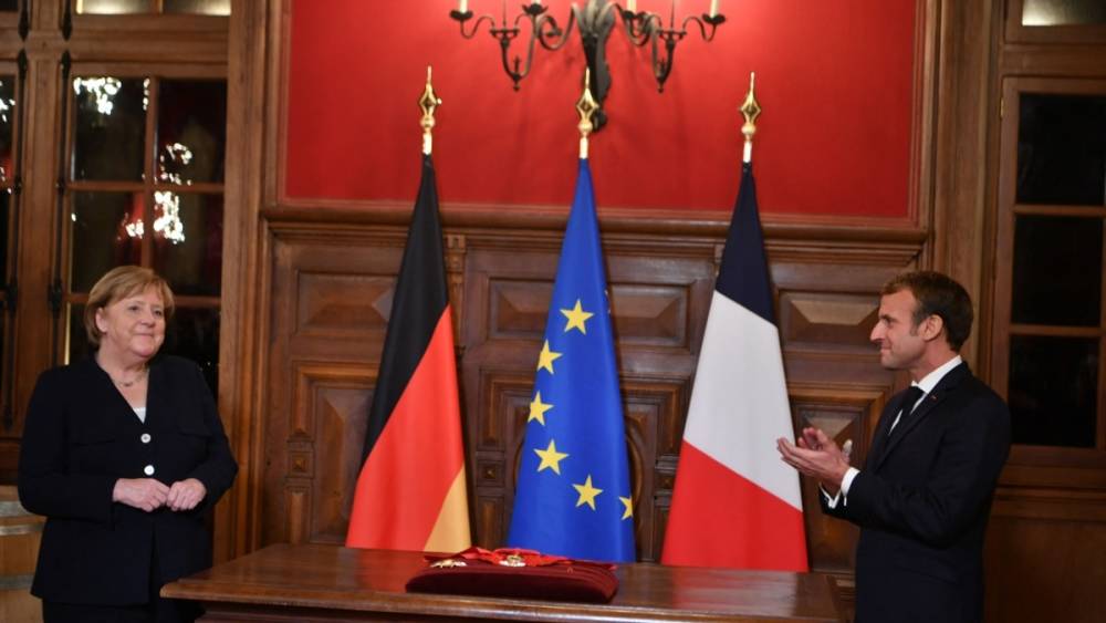Макрон вручил Меркель высшую награду Франции