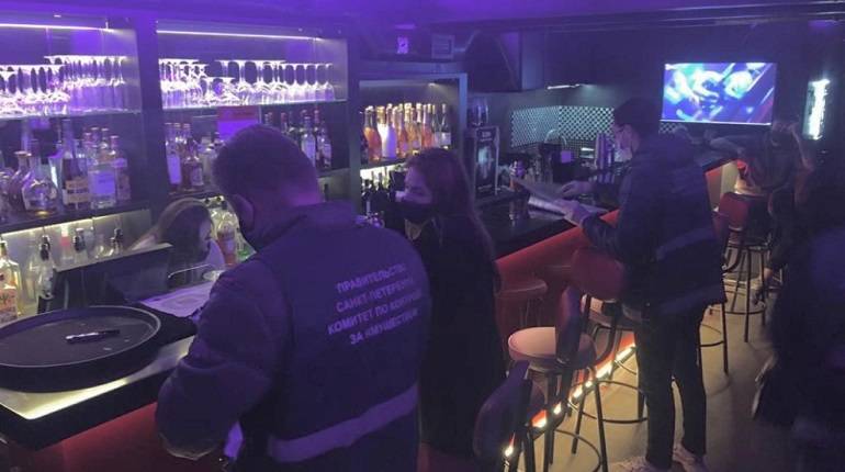 Рейд в центре Петербурга ночью вскрыл четыре бара, нарушавших ковид-меры