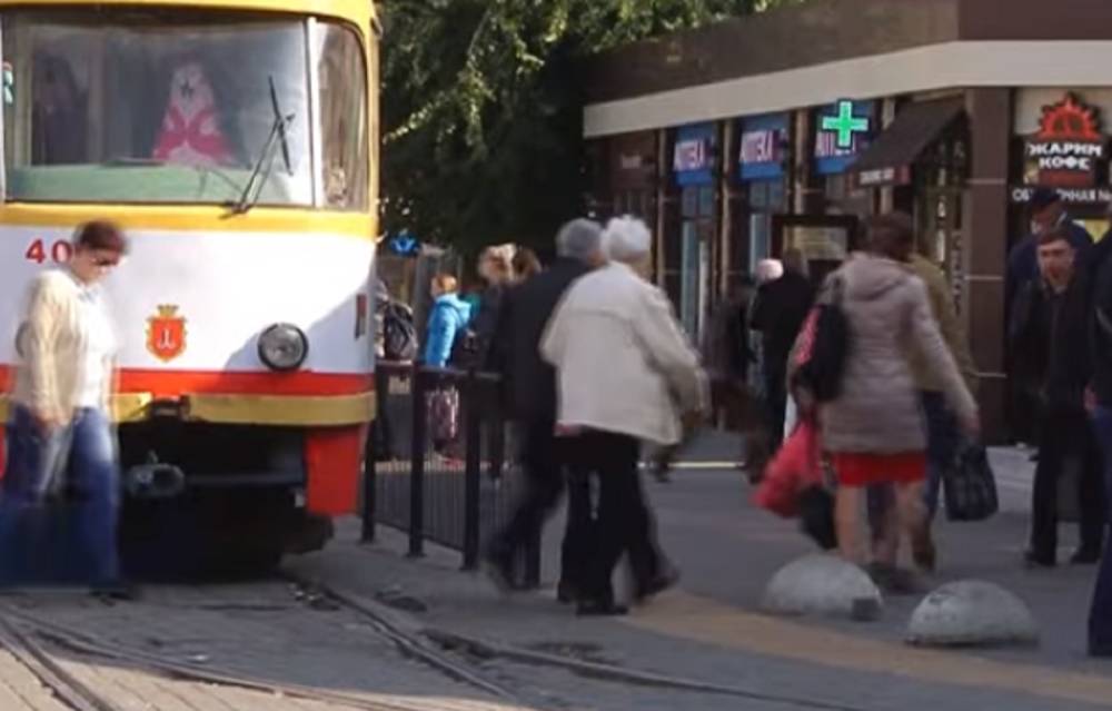 Одесситка пропустила остановку и закатила скандал в трамвае, видео: "Останется без зарплаты из-за тебя"