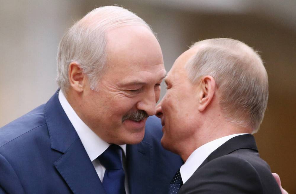 Лукашенко пожаловался, что Путин не взял его в Крым и получил приглашение в Севастополь