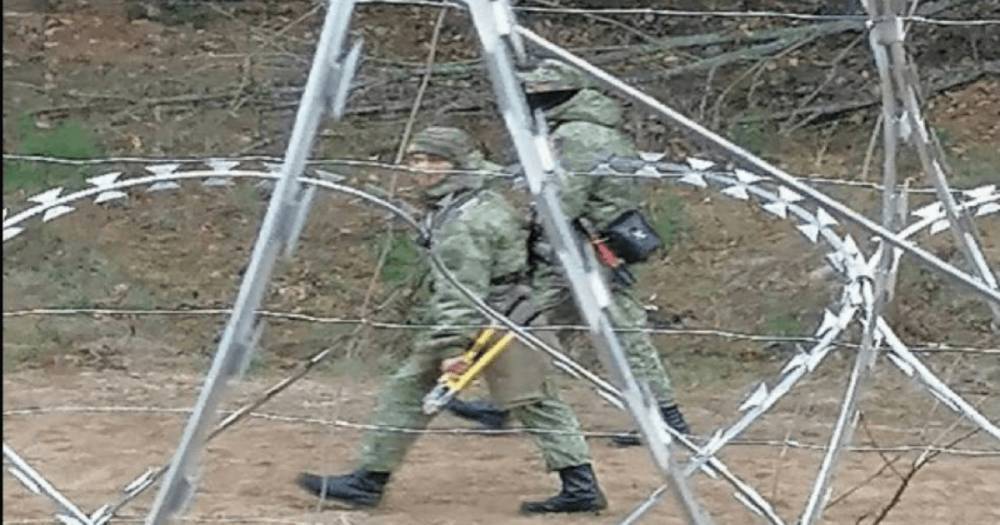 В Польше показали пограничников Беларуси, патрулирующих границу с ножницами для металла (фото)