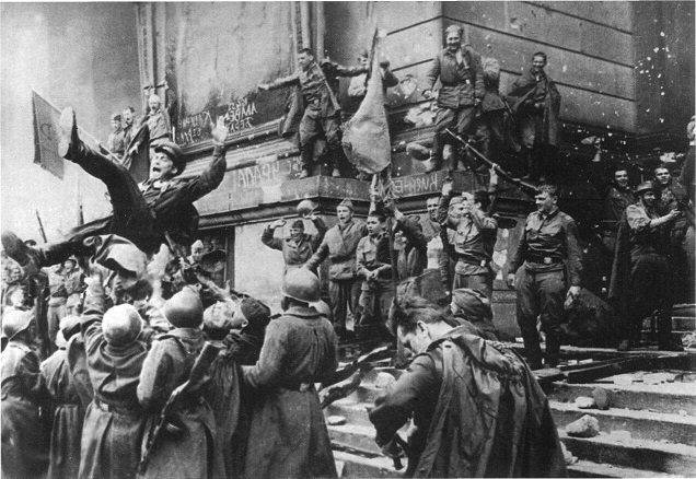 Как красноармейцы в Берлине отмечали взятие Рейхстага - Русская семерка