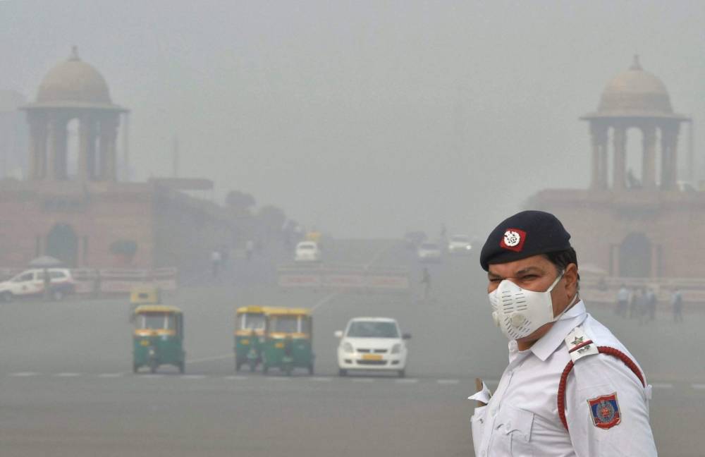 Загрязненность воздуха в Дели превысила крайне опасный уровень