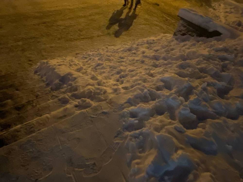 Жители Новосибирска пожаловались на неубранный снег и лёд в Дзержинском районе