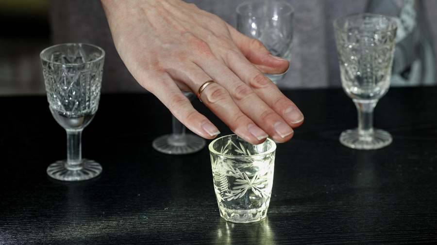 Нарколог назвал способ не поддаться на уговоры знакомых выпить спиртное
