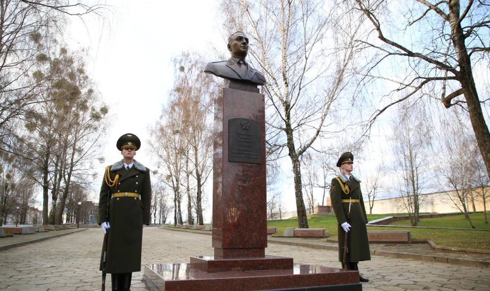 В Гродно открыли памятник-бюст уроженцу города генералу Алексею Антонову (будет дополнено)