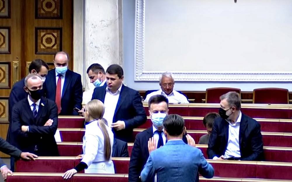 С украинцев дерут минимум 650 грн, а депутаты получат бесплатно каждый день: нардеп Тищенко в Раде попал в новый скандал