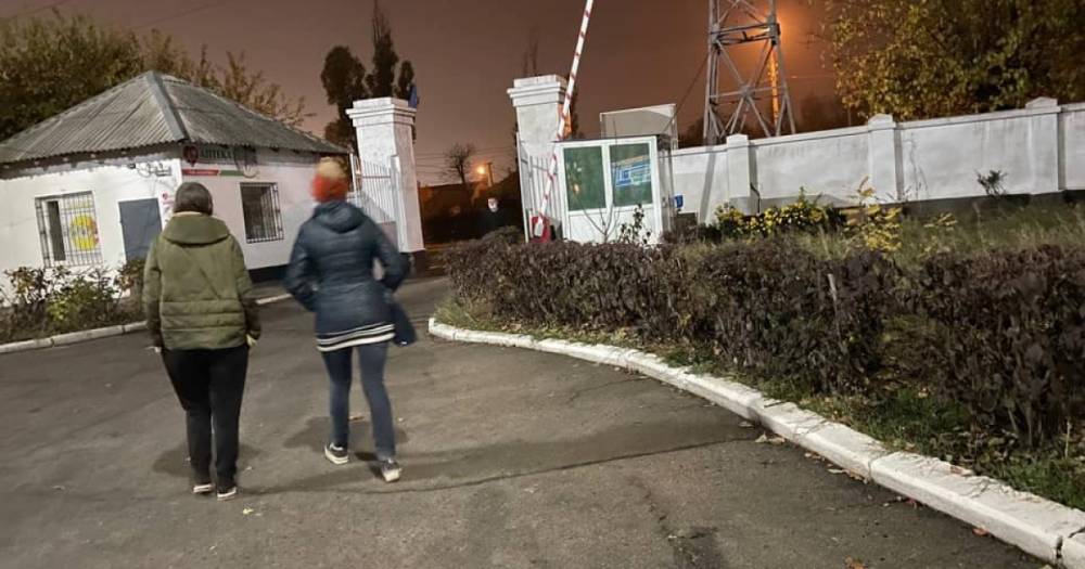 В Николаеве отчаявшиеся родственники больной COVID-19 устроили ночью погром в больнице
