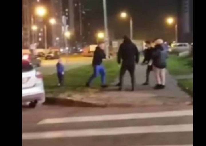 Толпа мужчин напала на мужчину с маленьким ребенком в Новой Москве и избила его