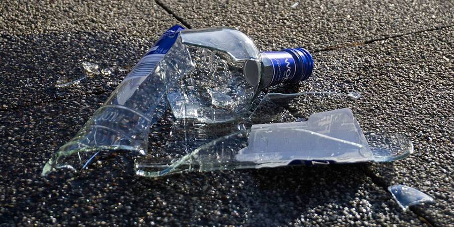 В Новосибирске бездомный нанес удар в живот мужчине осколком бутылки