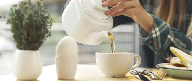 Медики рассказали о вреде употребления утреннего чая на пустой желудок