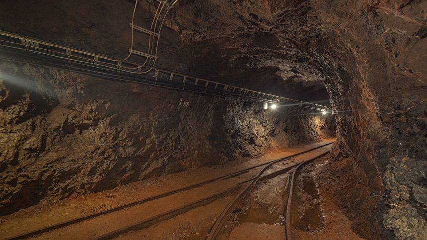 Более 200 горняков находятся на шахте в Кузбассе, где произошел пожар