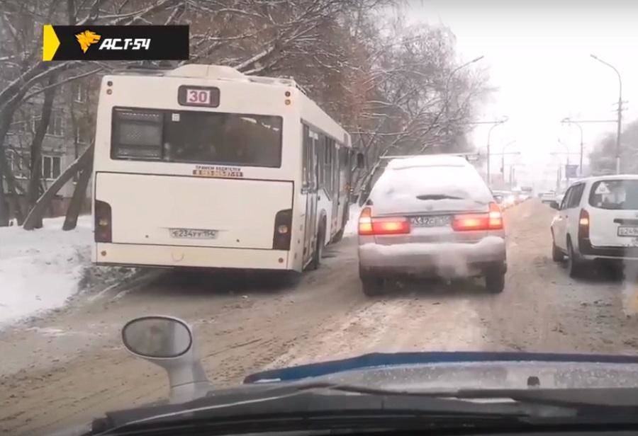 Две пассажирки такси пострадали в ДТП с автобусом в Новосибирске 5 ноября