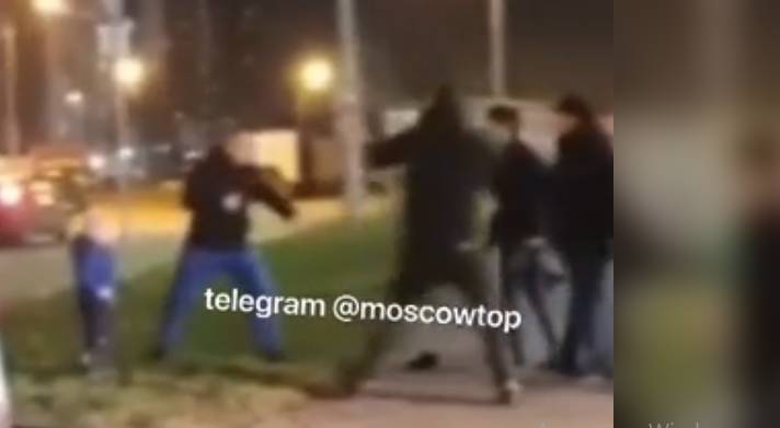 Видео: в Москве четыре кавказца избили мужчину с ребенком