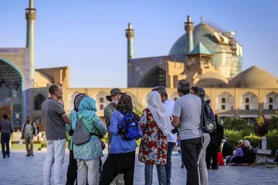 Первая группа иностранных туристов прибыла в Иран в условиях пандемии