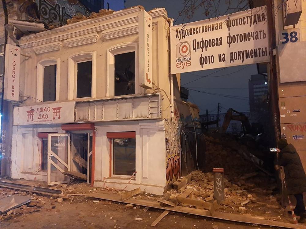 В Екатеринбурге снесли старинный дом на месте, где планируется строить высотку