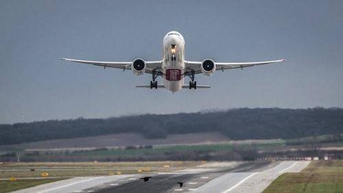 Сбежавшие из самолета пассажиры на три часа парализовали работу аэропорта в Испании