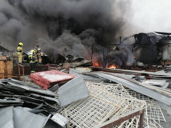 На юге Екатеринбурга серьезный пожар - взорвался баллон, горят 100 "квадратов" покрышек