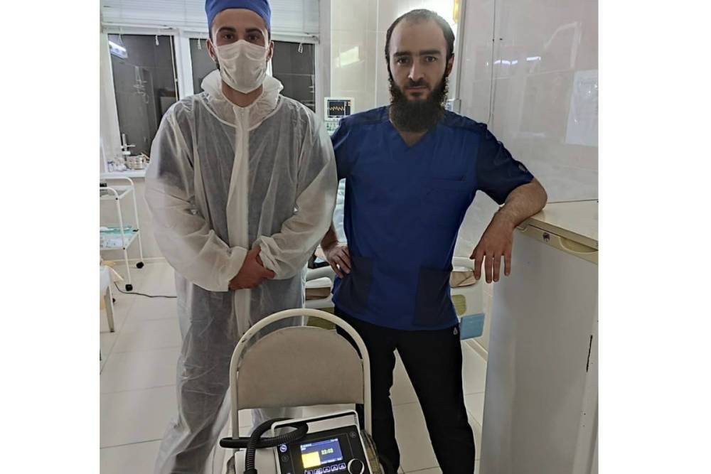 Благотворители передали ковид-госпиталю КЧР аппарат для НИВЛ
