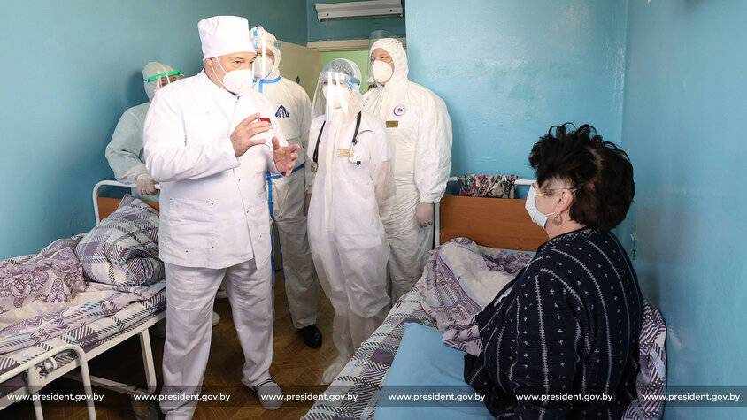 «Это не дом отдыха». Лукашенко приказал долго не держать пациентов в больницах
