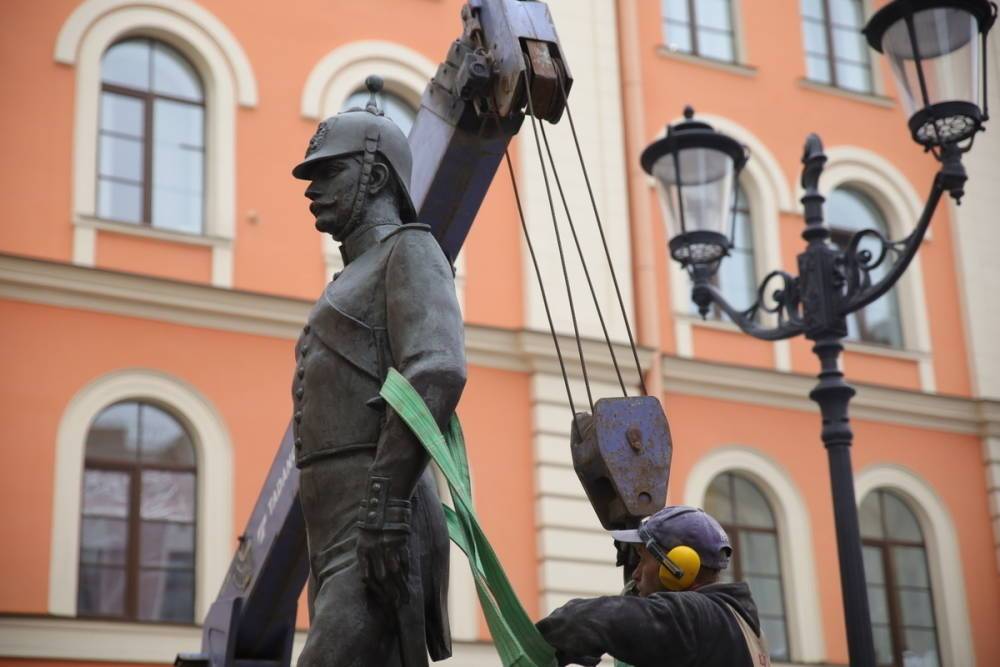 Скульптуру «Городовой» установили у здания петербургского ГУ МВД