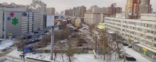 В Новосибирске около ТРЦ «Роял парк» вырубили деревья для нового апарт-отеля