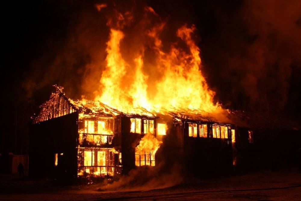 Двухэтажный жилой дом полностью сгорел в Боровичском районе