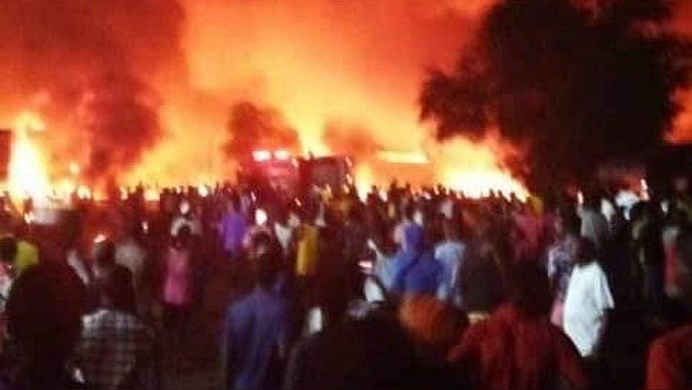 Десятки погибших при взрыве бензовоза в Сьерра-Лионе