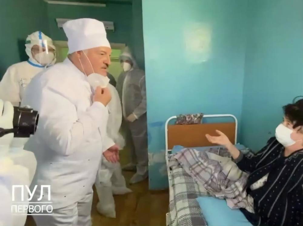 Лукашенко снял маску в больнице для пациентов с COVID-19, чтобы доказать, что он не "двойник". Видео