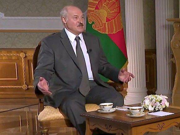Александр Лукашенко снял маску в «красной зоне» больницы, чтобы доказать, что он — не собственный двойник