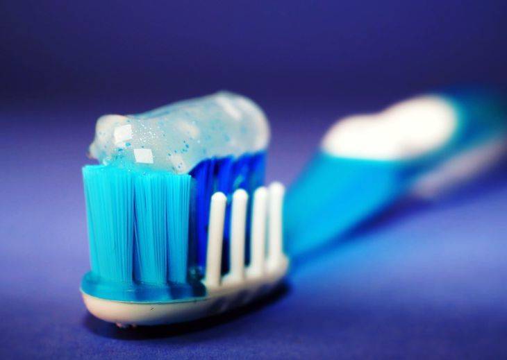 Почему мудрые хозяйки не выбрасывают старую зубную щетку: вот где они ее используют