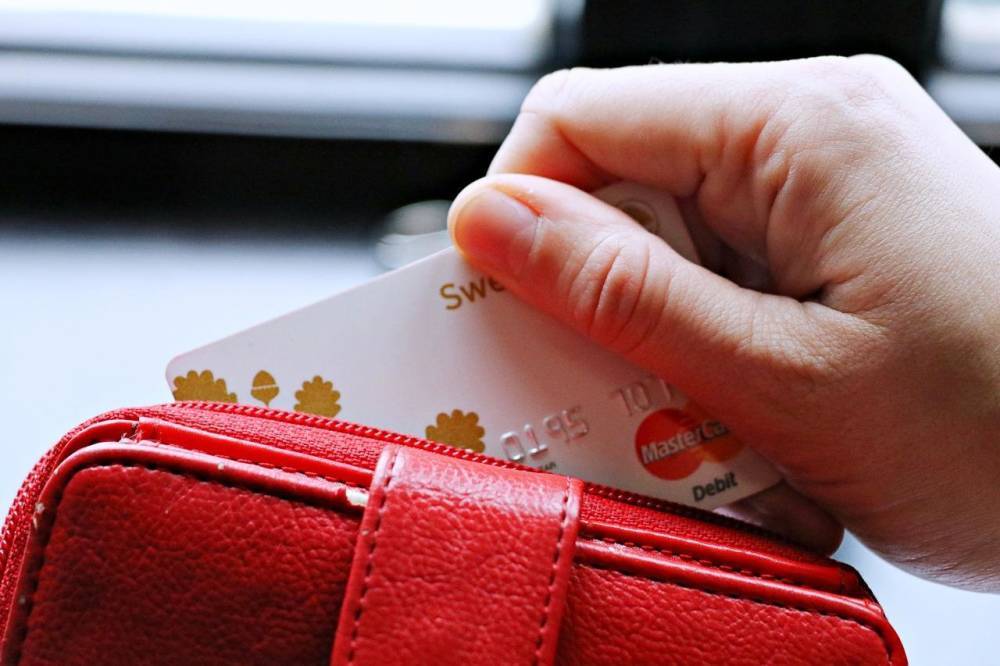 Житель Кемеровской области украл в Новосибирске у женщины деньги с банковской карты
