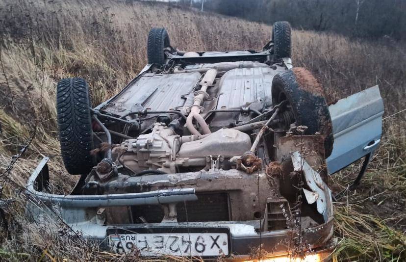 В Тверской области недалеко от трассы Москва-Рига автомобиль вылетел в кювет и перевернулся на крышу