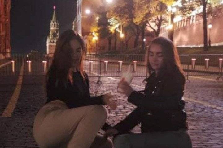 Порноактриса из Красноярска оголилась на фоне Кремля