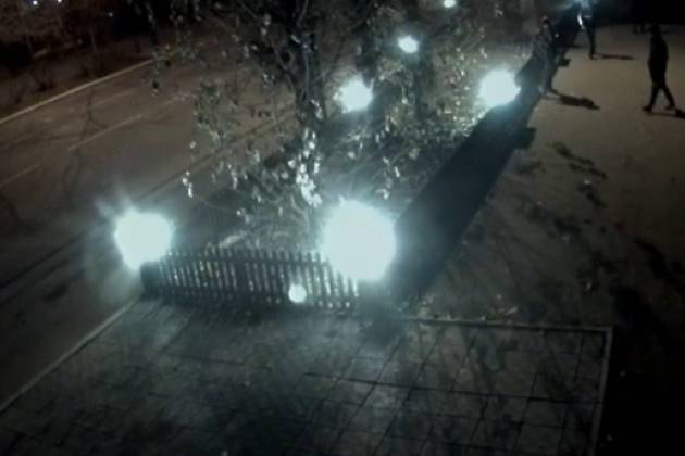 Вандалы сломали светильники у цветочного павильона в Чите — летом там разоряли клумбы