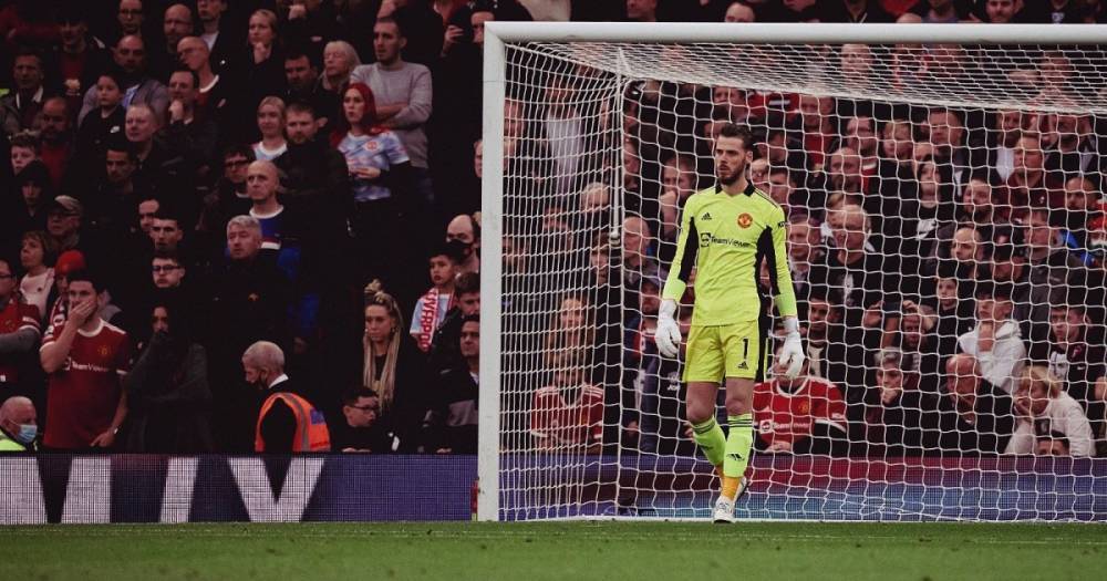 Сдали нервы: вратарь "Манчестер Юнайтед" распустил кулаки после проигрыша "Манчестер Сити" (видео)