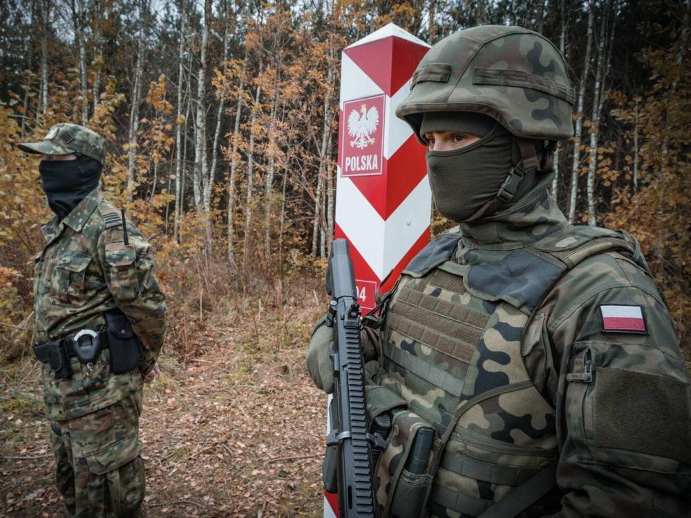 В Польше опубликовали видео, как нелегалы бросают камни и ломают забор на границе с Беларусью